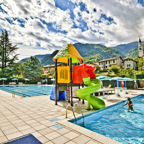 Roncegno – Spa Park’s outdoor swimming pool | © photo apiudesign