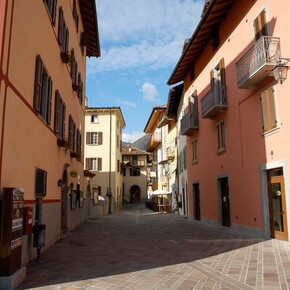 The central street of Pieve | © Garda Trentino