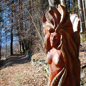 Via da le Vide, scultura in legno tra i boschi sopra Borzago | © APT - Madonna di Campiglio, Pinzolo, Val Rendena