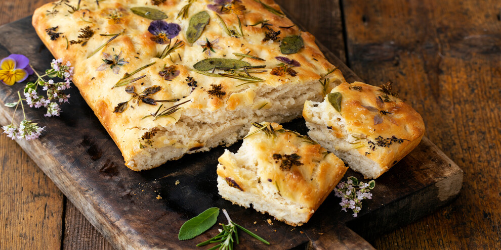 Focaccia with flowers and savory