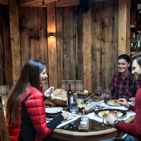 Trentino - cena in rifugio - inverno