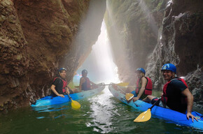 Escursione guidata in kayak ai canyon del Parco Fluviale Novella