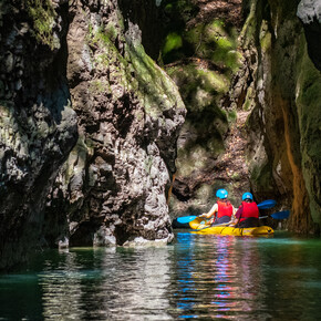 Kayaking to discover the Rio Novella canyon