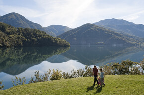 Valle di Ledro - Lago di Ledro - Famiglia in riva la lago
