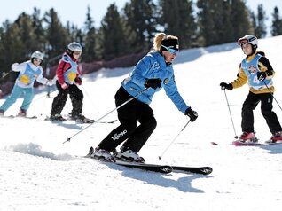 Val di Fiemme - Alpe Cermis - Maestra di sci con bambini

