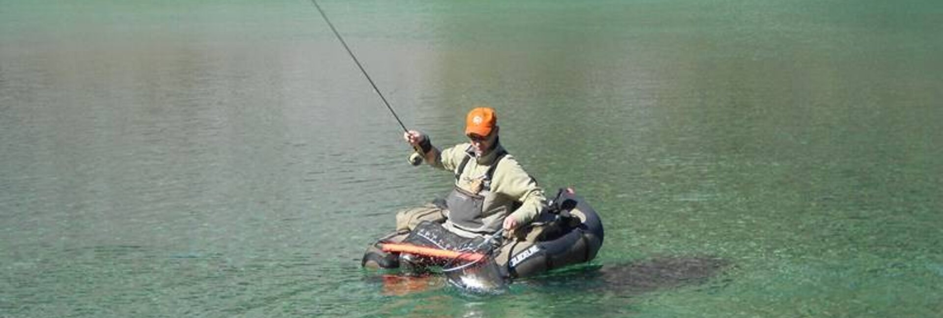 Pesca con passione nella riserva speciale del lago Nembia