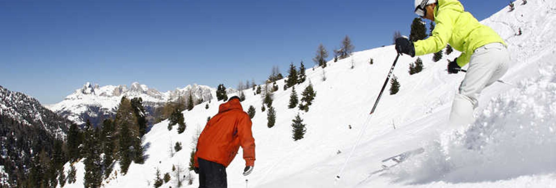 Ski area Moena Alpe Lusia, sciatori sulla neve fresca