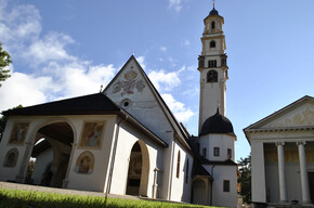 Die Kirche S. Maria Assunta (Himmelfahrtskirche) in Cavalese
