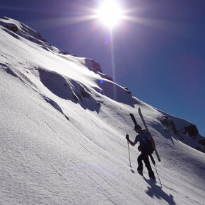 Con gli sci in spalla nel tratto ripido presso forcella Bragarolo | © VisitTrentino