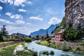 Starting the route, along river Sarca | © Garda Trentino