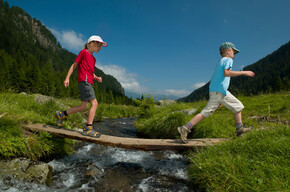 Kids and river | © APT Val di Fiemme