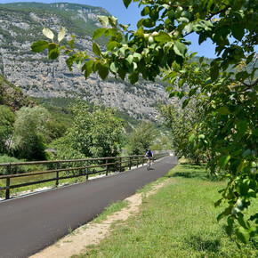 La pista ciclabile nella Valle del Sarca | © Garda Trentino 