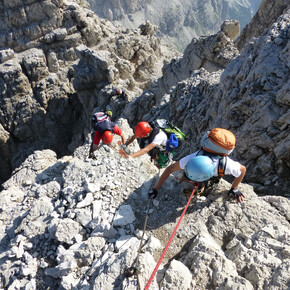 Alpinisti su un passaggio aereo lungo le Bocchette Alte | © APT Madonna di Campiglio, Pinzolo, Val Rendena