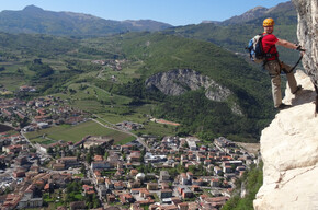 Passaggio della Ferrata di Monte Albano, con panorama su Mori | © Garda Trentino 