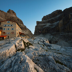 Il rifugio Pedrotti e le Dolomiti di Brenta | © APT Dolomiti di Brenta e Paganella