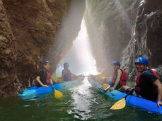 Escursione guidata in kayak ai canyon del Parco Fluviale Novella