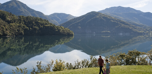 Valle di Ledro - Lago di Ledro - Famiglia in riva la lago

