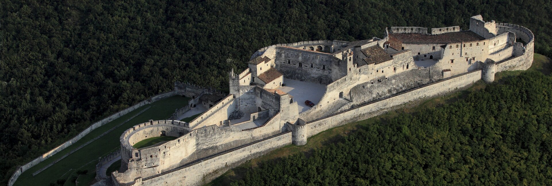 Vallagarina - Besenello - Veduta aerea di Castel Beseno
