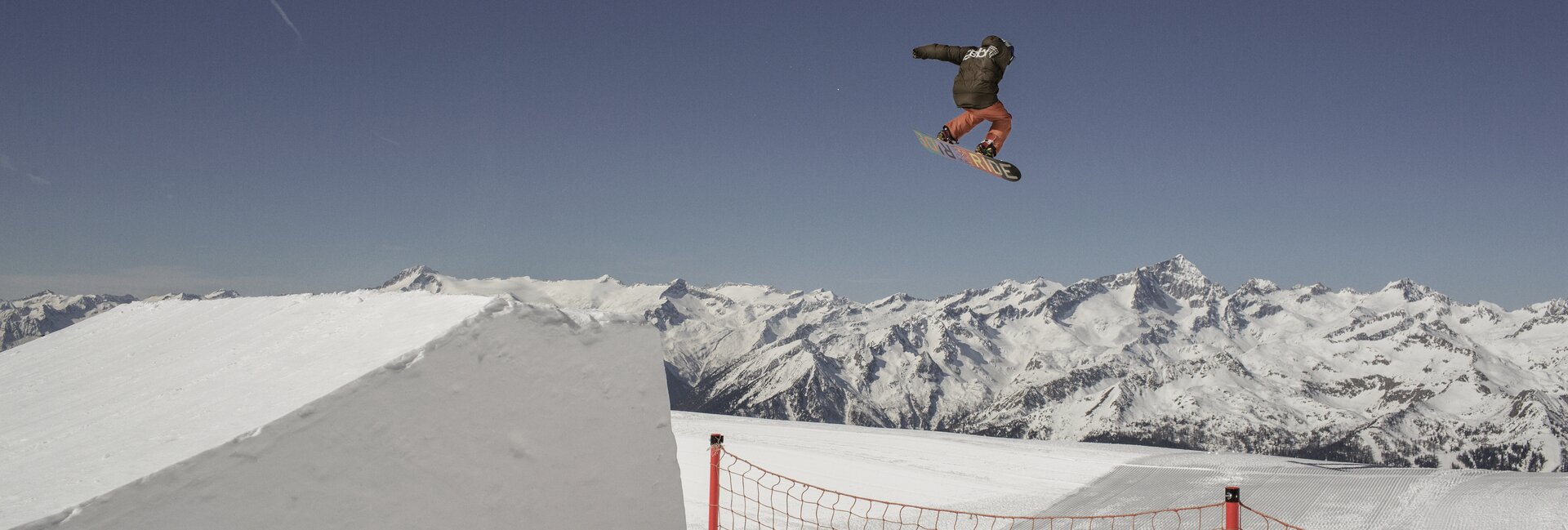 Madonna di Campiglio - Snowboarder in salto
