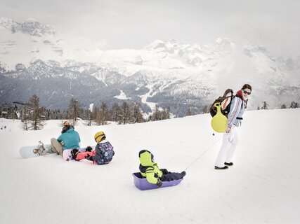 Madonna di Campiglio - Famiglia gioca sulla neve con il bob
