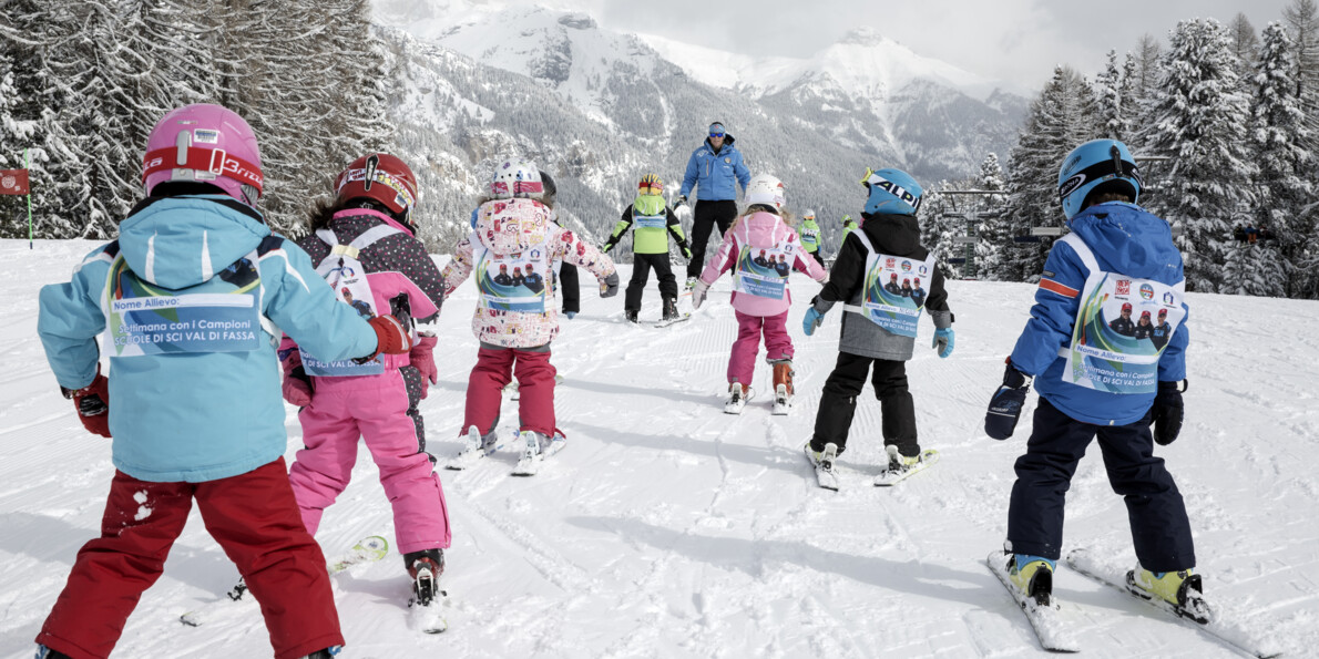 Val di Fassa - Ciampedie - Scuola di sci - Maestro con bambini
