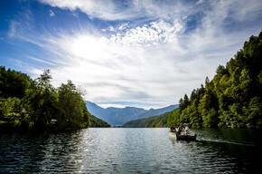 Jezioro Levico, jezioro zanurzone w zieleni roślin, gdzie odnajdziecie spokój i relaks