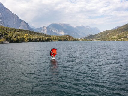 Garda Trentino - Valle dei laghi - Lago di Cavedine - Wingfoil | © Ronny Kiaulehn